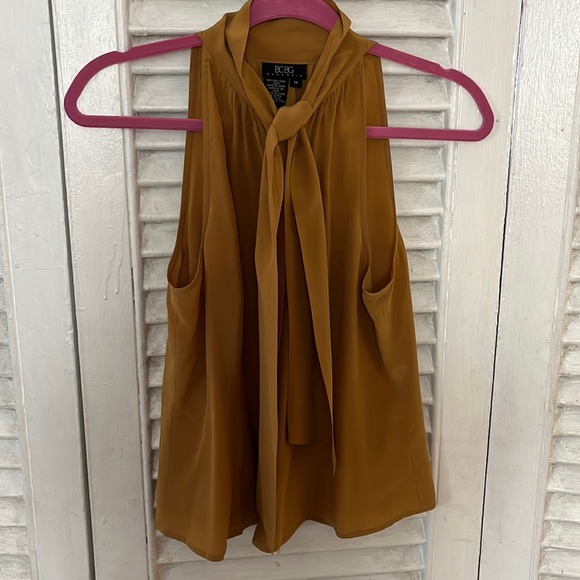 Beautiful BCBG top - Picture 1 of 3